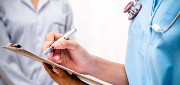 le médecin prescrit un traitement pour les douleurs lombaires