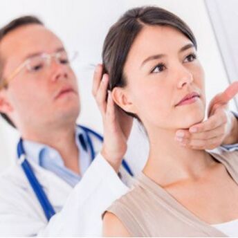 Un neurologue examine un patient qui a mal au cou
