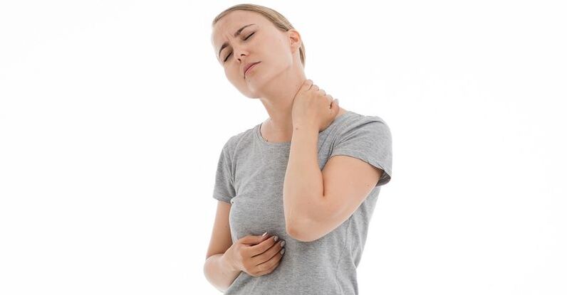 La fille a de la douleur dans son cou