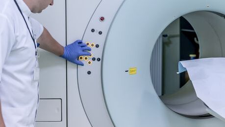 Le médecin contrôle l'appareil IRM