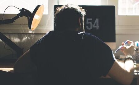 Un homme dans un ordinateur